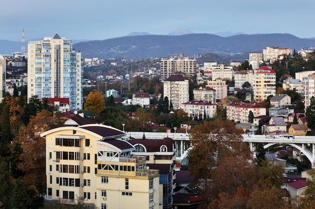 Malerische Aussicht auf die Stadt Adler und die Berge.