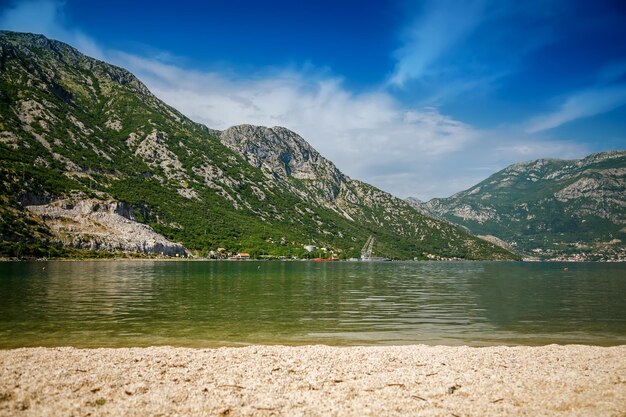 Malerische Aussicht vom kleinen Strand im kleinen Dorf Morinj in der Bucht von Kotor