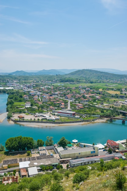 Malerische Aussicht von den Mauern der mittelalterlichen Festung Rozafa.