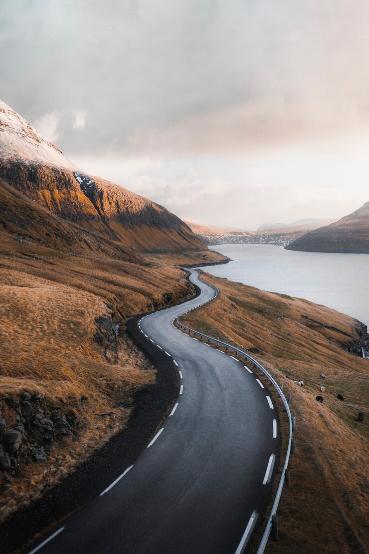 Foto malerische autobahn am see auf den färöer-inseln