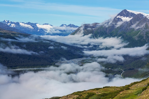 Malerische Berge Alaskas im Sommer. Schneebedeckte Massive, Gletscher und felsige Gipfel.