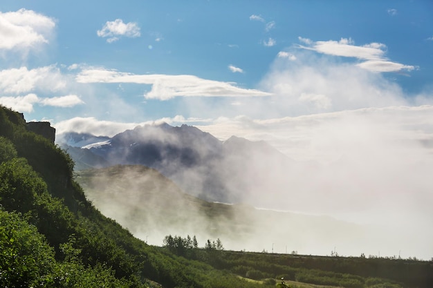 Malerische Berge Alaskas im Sommer. Schneebedeckte Massive, Gletscher und felsige Gipfel.