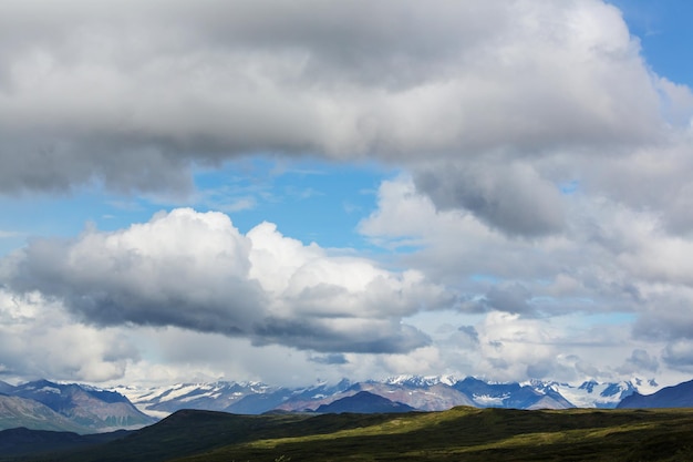 Malerische Berge Alaskas im Sommer. Schneebedeckte Massive, Gletscher und felsige Gipfel.