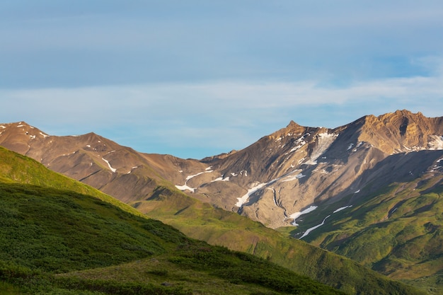 Malerische Berge von Alaska im Sommer. Schneebedeckte Massive, Gletscher und felsige Gipfel.