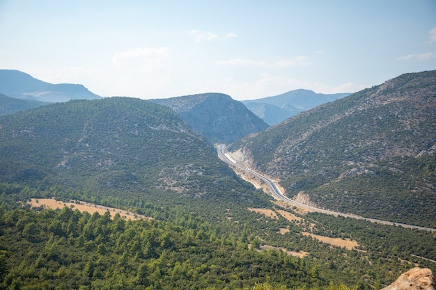 Malerische Berglandschaft mit neuer Autobahn in der Nähe von Antalya an einem Sommertag, Türkei