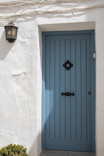 Malerische blaue Tür in der Stadt Frigiliana in der Bergregion von Malaga,