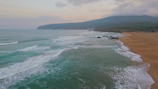 Malerische blaue Wellen spritzen auf der leeren Küste Luftansicht schönes Meer
