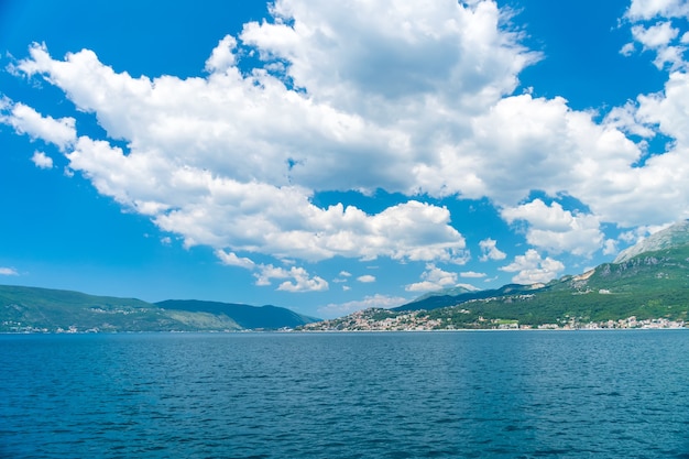 Malerische Boka Kotor Bucht bei gutem sonnigem Wetter.