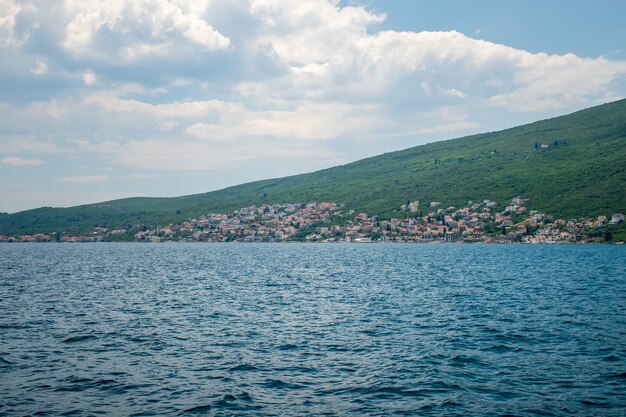 Malerische Bucht von Boka Kotor bei gutem sonnigen Wetter.