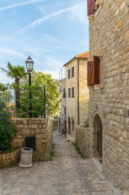 Malerische enge Gassen in der Altstadt Ulcinj Montenegro