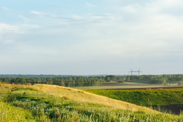 Malerische Felder des Altai. Drähte der elektrischen Spannung.