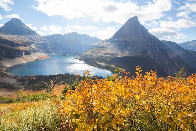 Foto malerische felsgipfel des glacier national park montana usa herbstsaison wunderschöne naturlandschaften