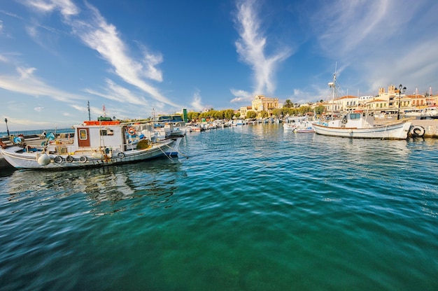 Malerische Fischerboote im Hafen der Stadt Ägina am sonnigen Sommertag Griechenland