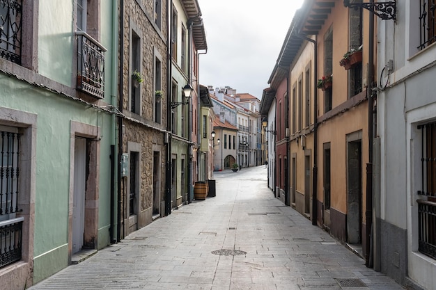 Malerische Gasse mit bunten Häusern im Fischerdorf am Meer Luanco Asturias