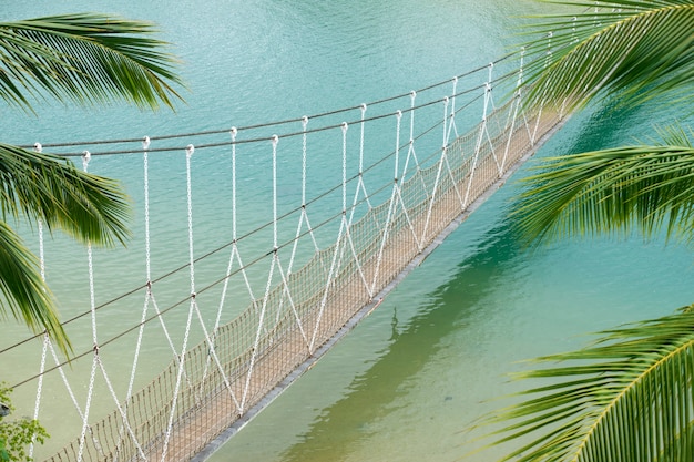 Malerische Hängebrücke über Meerwasser auf der Insel Sentosa in Singapur