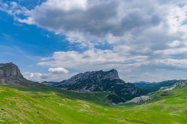 Malerische hohe Berge im Norden Montenegros im Nationalpark Durmitor