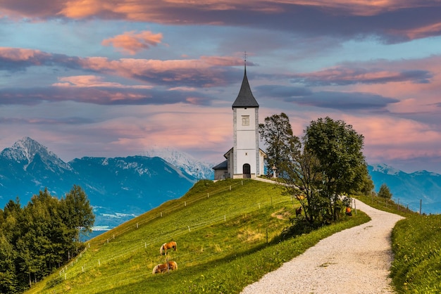 Malerische Kirche St. PrimozxAin JamnikKamnik Slowenien im Herbst bei Sonnenuntergang