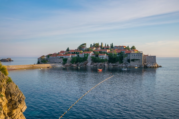 Malerische kleine Insel St. Stephen in der Adria.