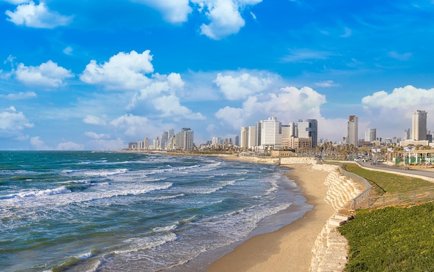 Foto malerische küstenpromenade an der küste israels tel aviv mit hotels und stränden in der nähe des alten hafens von jaffa