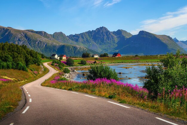 Malerische Küstenstraße durch Dörfer und Berge auf den Lofoten-Inseln in Norwegen