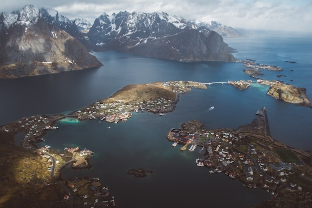 Malerische Landschaft der Lofoten-Inseln gipfelt in Seen und Häusern