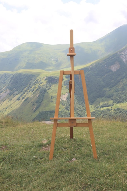 Malerische Landschaft in den Bergen mit einer Staffelei