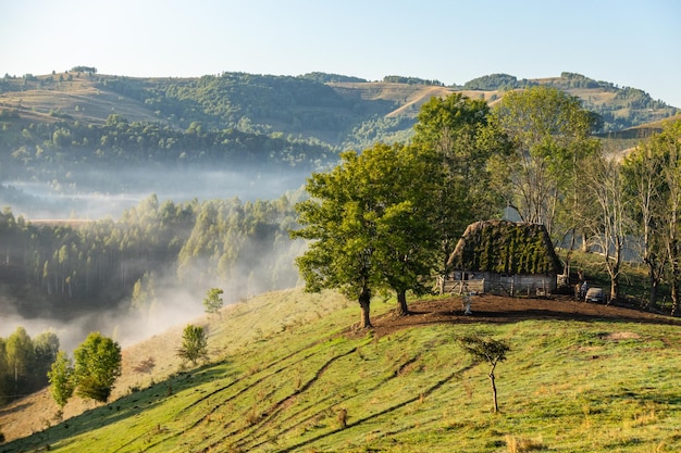 Malerische Landschaft mit altem traditionellem Haus auf Hügel