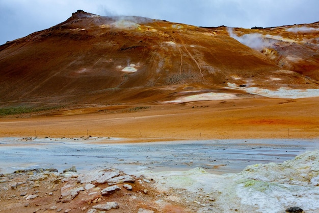 Malerische Landschaft mit grüner Natur in Island im Sommer.