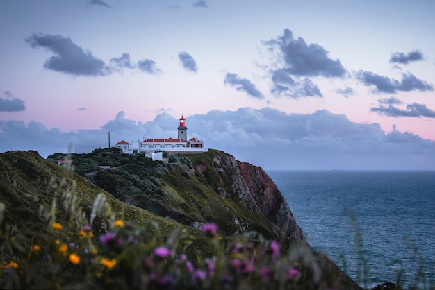 Malerische Landschaft mit Leuchtturm bei Sonnenuntergang in Sintra Portugal