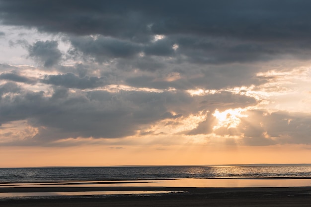 Malerische Landschaft über dem Meer Die Sonnenstrahlen brechen durch die Wolken Sanfte Töne der Landschaft