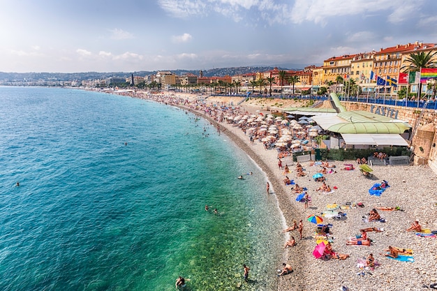 Malerische Luftaufnahme der Uferpromenade und der Promenade des Anglais vom Schlossberg in Nizza, Côte d'Azur, Frankreich