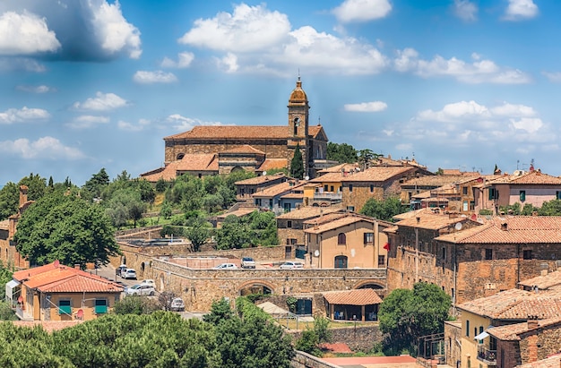 Malerische Luftaufnahme über die Stadt Montalcino, Provinz Siena, Toskana, Italien