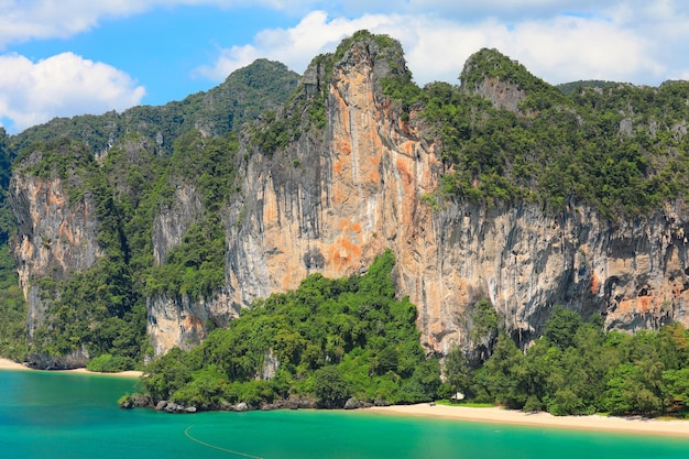 Malerische Meereslandschaft mit Kalksteinbergen Schöne tropische Insel in Krabi Thailand