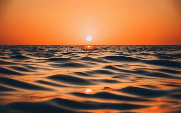 Malerische Meereslandschaft mit Reflexion des Tageslichts auf der Meeresoberfläche, wenn die Sonne über dem Meer untergeht