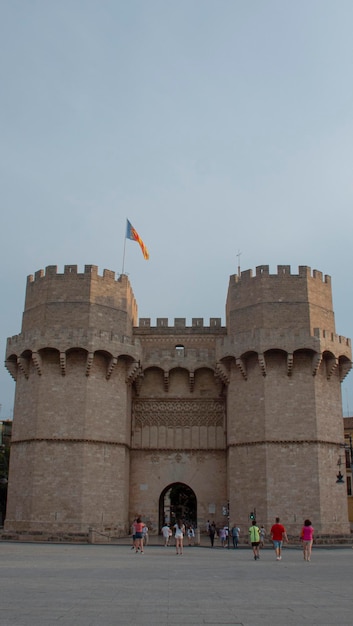 Malerische mittelalterliche Türme in der Stadt Valencia mit Flagge