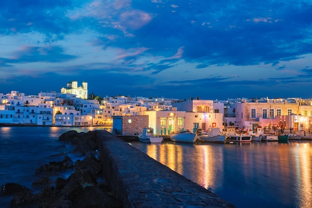 Malerische Naousa-Stadt auf Paros-Insel Griechenland in der Nacht