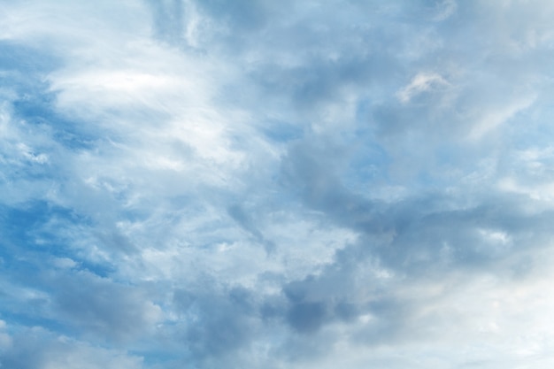 Malerische schöne Wolken am blauen Himmel. Wetter, Naturkonzepthintergrund.