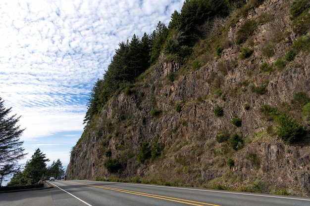 Malerische Straße. Bergstraße in Oregon, USA. Reiseweg und Landschaft. Autoroute und Natur.