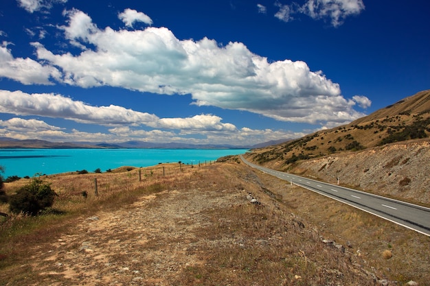 Malerische Straße entlang des Lake Pukaki in Neuseeland