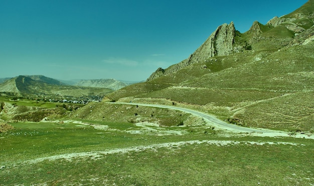 Malerische Straße große Bergformation im Hintergrund Dagestan Russland