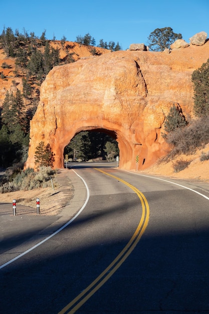 Malerische Straße in den Canyons an einem sonnigen Sommertag