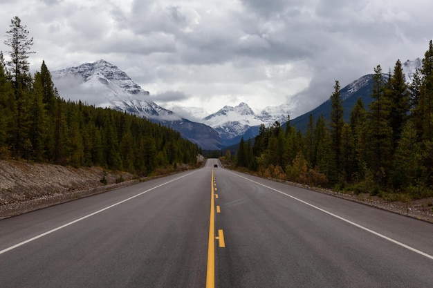 Malerische Straße in den kanadischen Rocky Mountains während der Herbstsaison