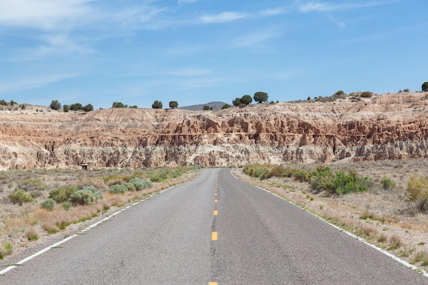 Malerische Straße in der Wüste der amerikanischen Naturlandschaft