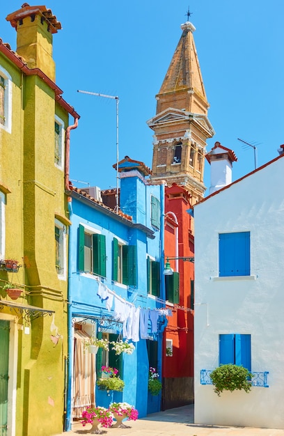 Malerische Straße und schiefer alter Glockenturm in Burano in Venedig, Italien - italienisches Stadtbild