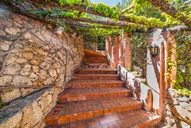 Malerische Treppe in Sardinien Italien