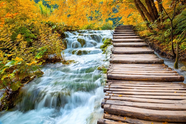 Malerische Wasserfälle und Holzpfad in einer malerischen Herbstlandschaft des Nationalparks Plitvicer Seen in Kroatien Europa