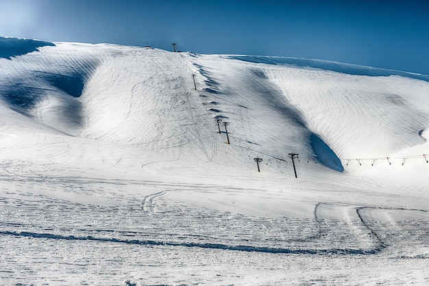 Malerische Winterlandschaft mit schneebedeckten Bergen Campocatino Italien