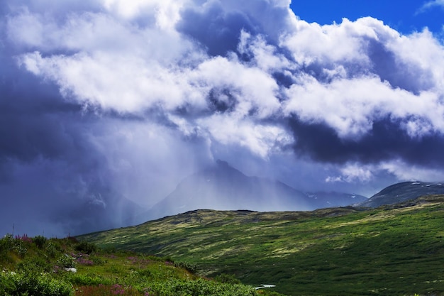 Malerischer Bergblick in den kanadischen Rockies in der Sommersaison