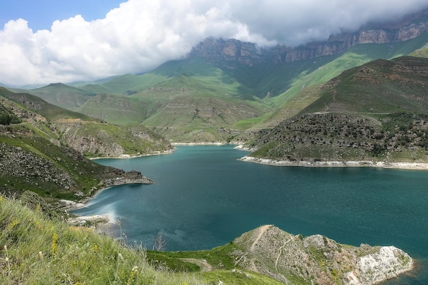 Malerischer Bergsee Gizhgit in der Elbrus-Region KabardinoBalkarien in Russland, Juni 2021
