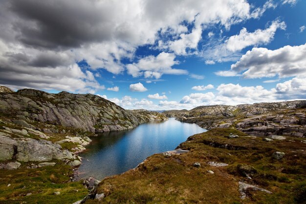 Malerischer Bergsee in Norwegen